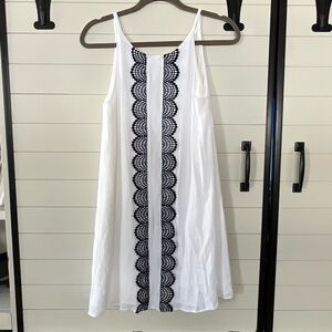 Westport 1962  White Shift Dress with Navy Scalloped Lace Detail Petite Medium